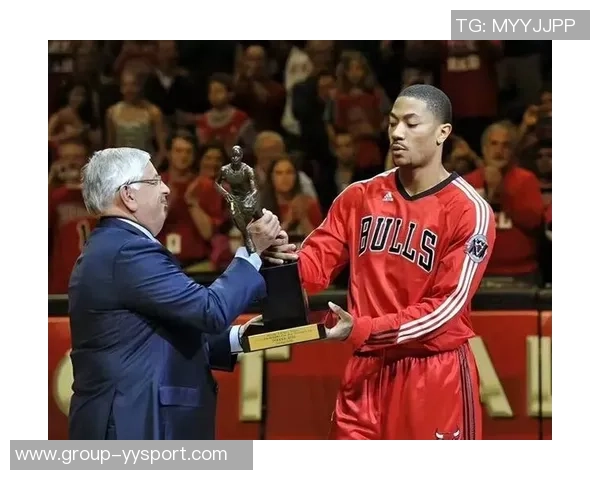 家中悠闲时光劳塔罗细致清理奖杯与MVP小雕像展现冠军风范