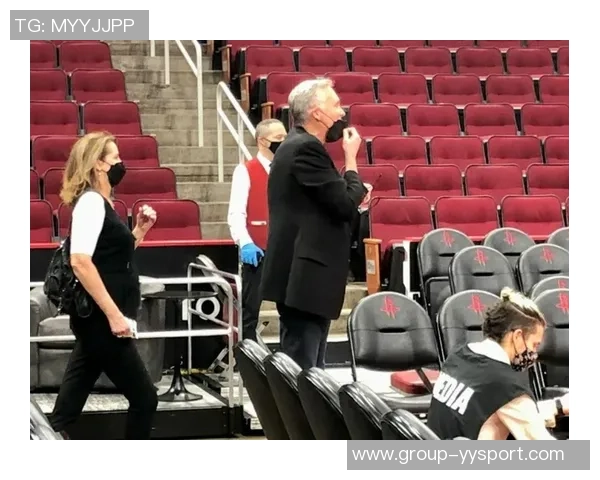 火箭客战鹈鹕登机照曝光KD羽绒服气质出众电风扇随队征战